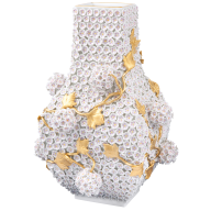 Vase mit Schneeballblüten, H 25 cm