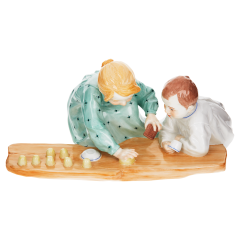 Zwei Kinder mit Sandformen, Bunt staffiert, H 11 cm