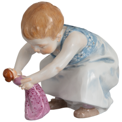 Kind mit Puppe, Kleid mit weißen Blüten, Lim. 75, H 11 cm