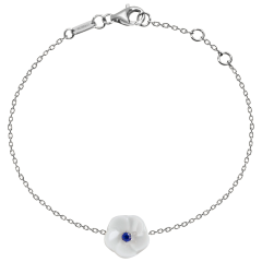 Armband Royal Blossom Basic Saphir, 750 Weißgold, 1 Porzellanblüte S mit 1 Saphir 0,07 ct blau facettiert, 19cm, Öse bei 17